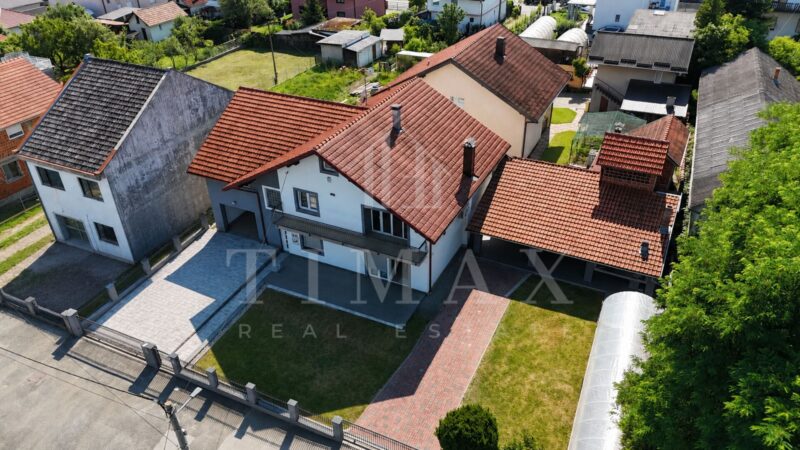 Samostojeća kuća s prostranim dvorištem i pomoćnom zgradom - Zagreb